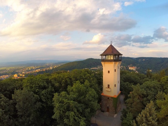 Rozhledna Diana nad lesy kolem města