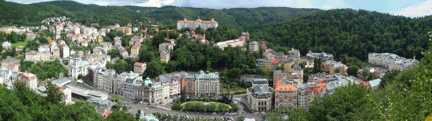 Panorama Karlových Varů v údolí řeky Teplé